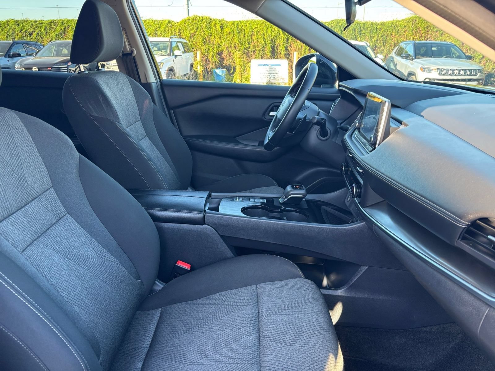 Used 2025 Nissan Rogue SV FWD image 37