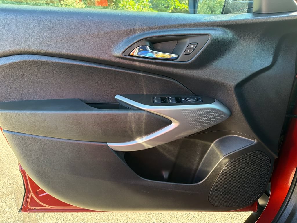 Used 2024 Chevrolet Trax RS w/ Sunroof Package FWD image 14