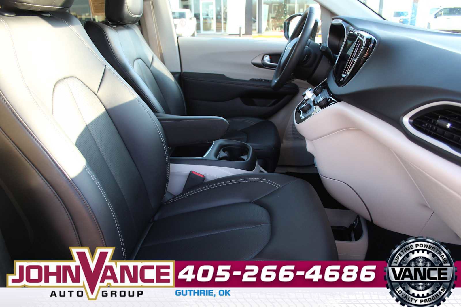 Used 2024 Chrysler Pacifica Touring-L image 17