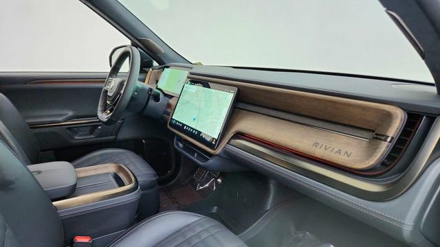 Used 2025 Rivian R1T Premium image 21