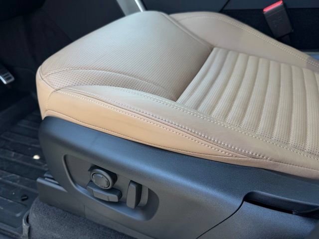Used 2025 Land Rover Discovery Dynamic SE AWD/4WD image 21