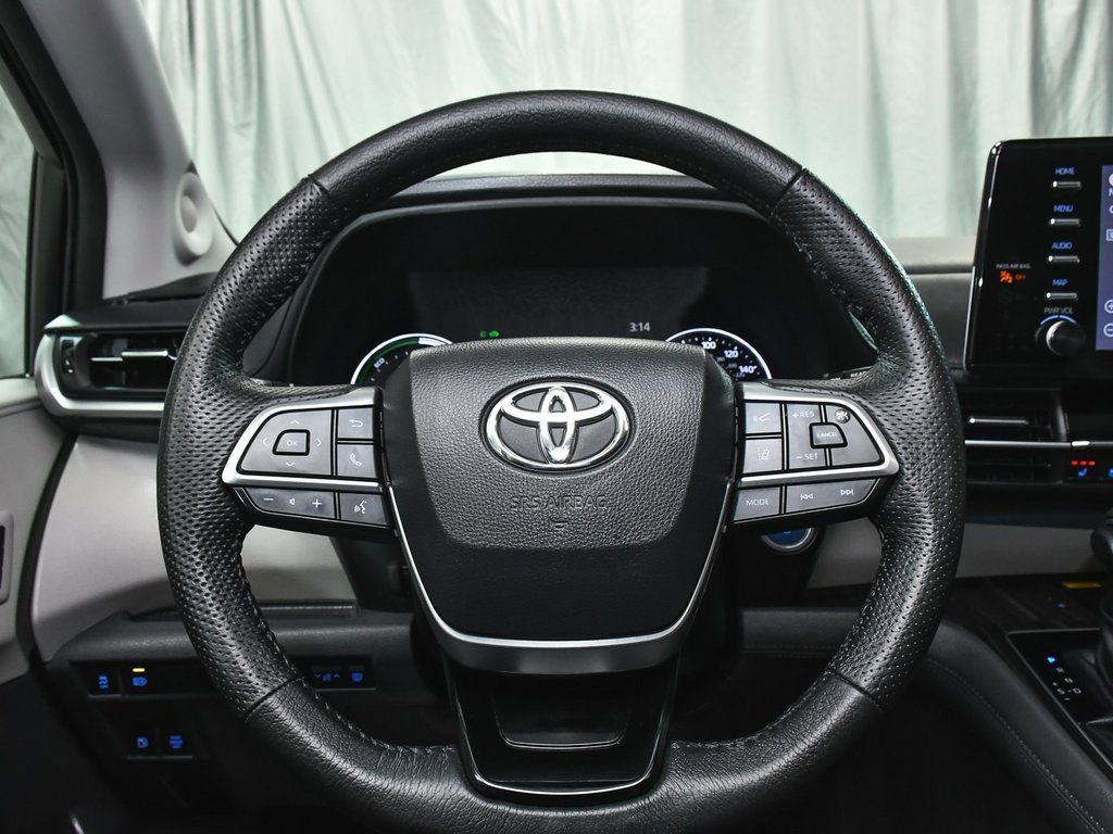 Used 2023 Toyota Sienna Limited image 32