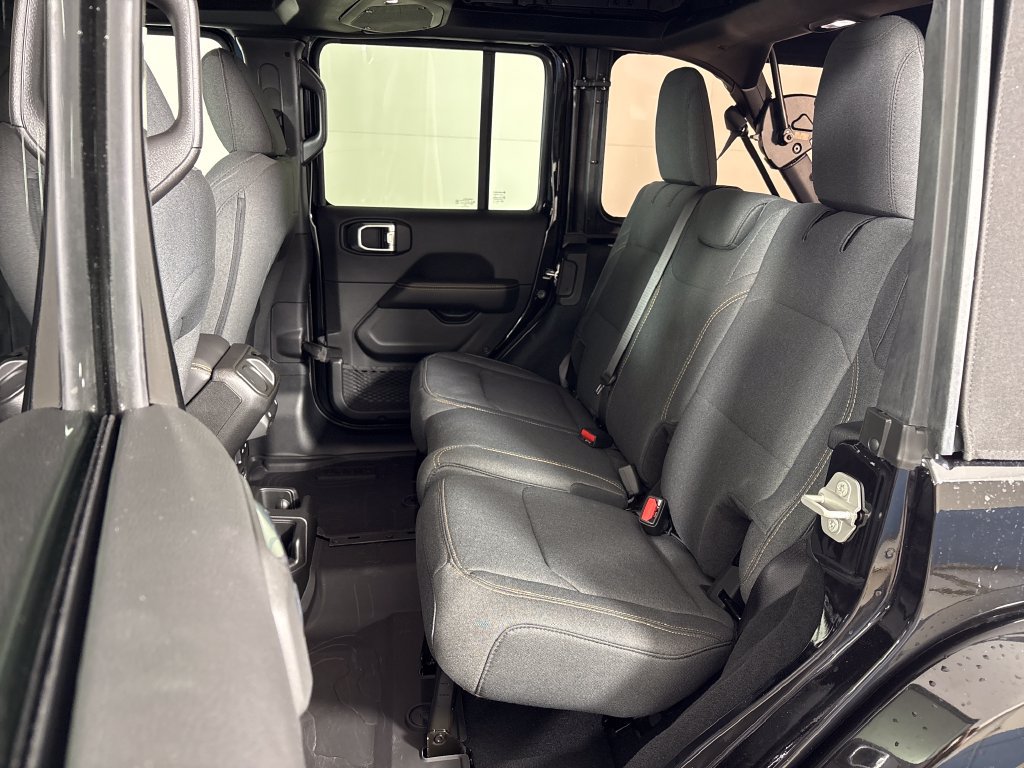Used 2024 Jeep Wrangler Unlimited Sahara w/ Technology Group AWD/4WD image 32