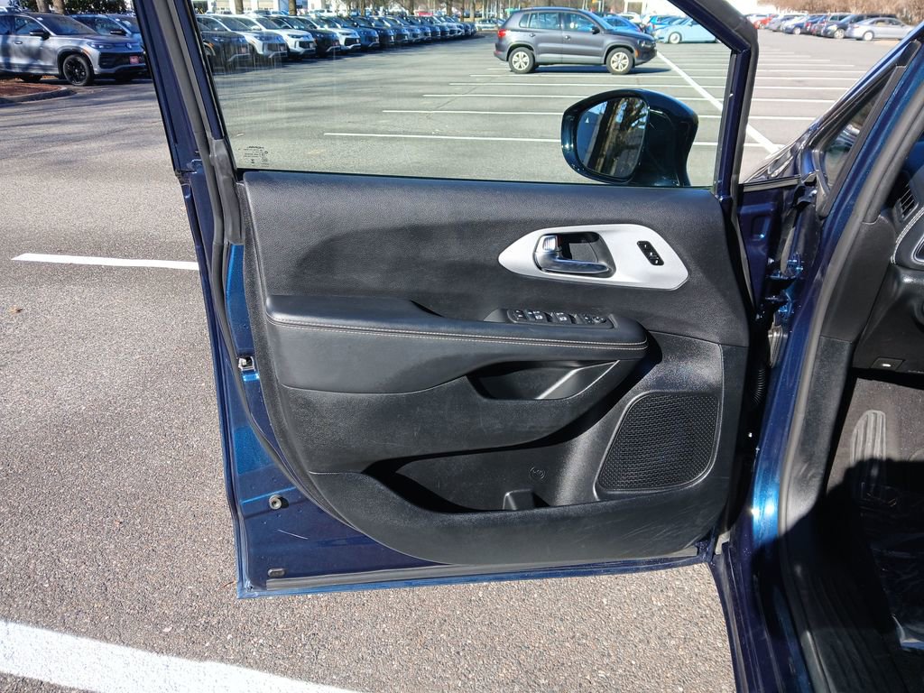 Used 2025 Chrysler Pacifica Limited image 11