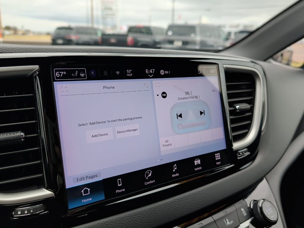 Used 2025 Chrysler Pacifica Select image 16