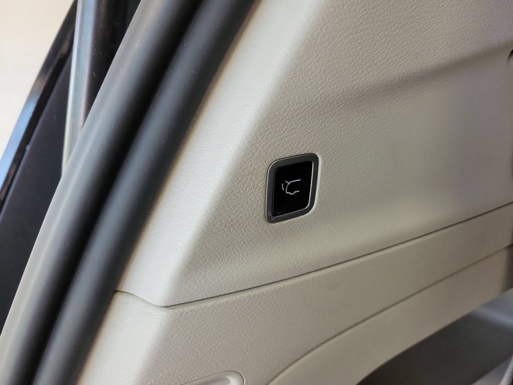 Used 2023 Chrysler Voyager LX FWD image 20