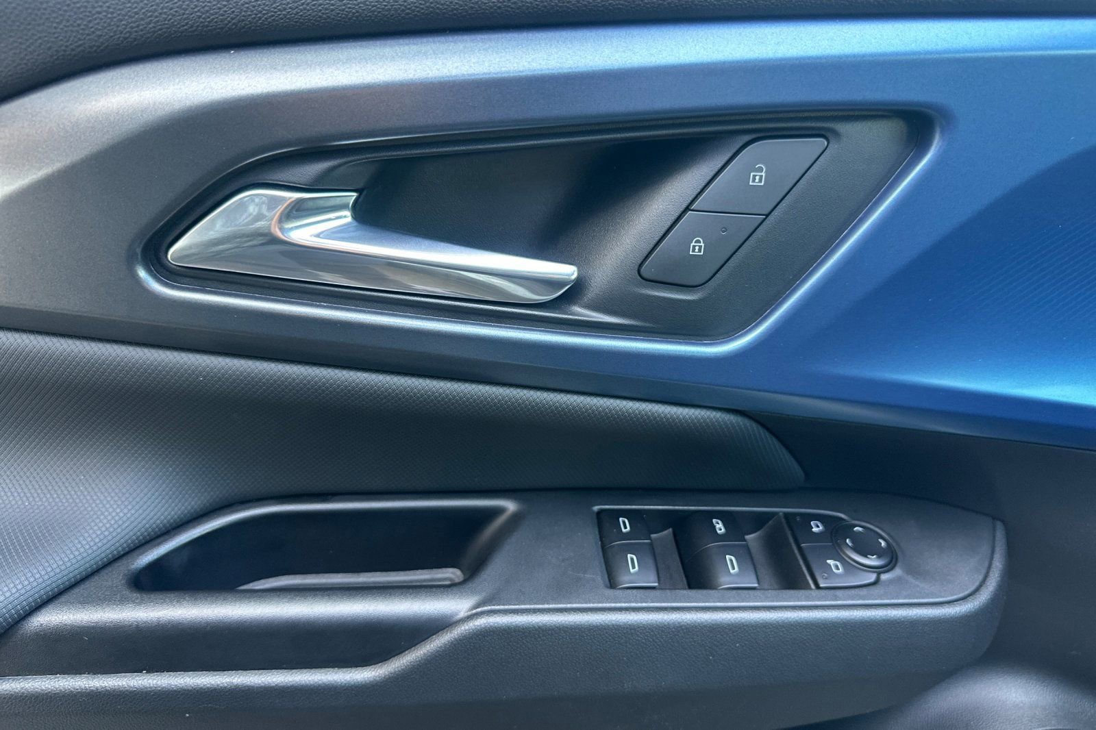 Used 2025 Chevrolet Equinox EV LT w/ Convenience Package image 11