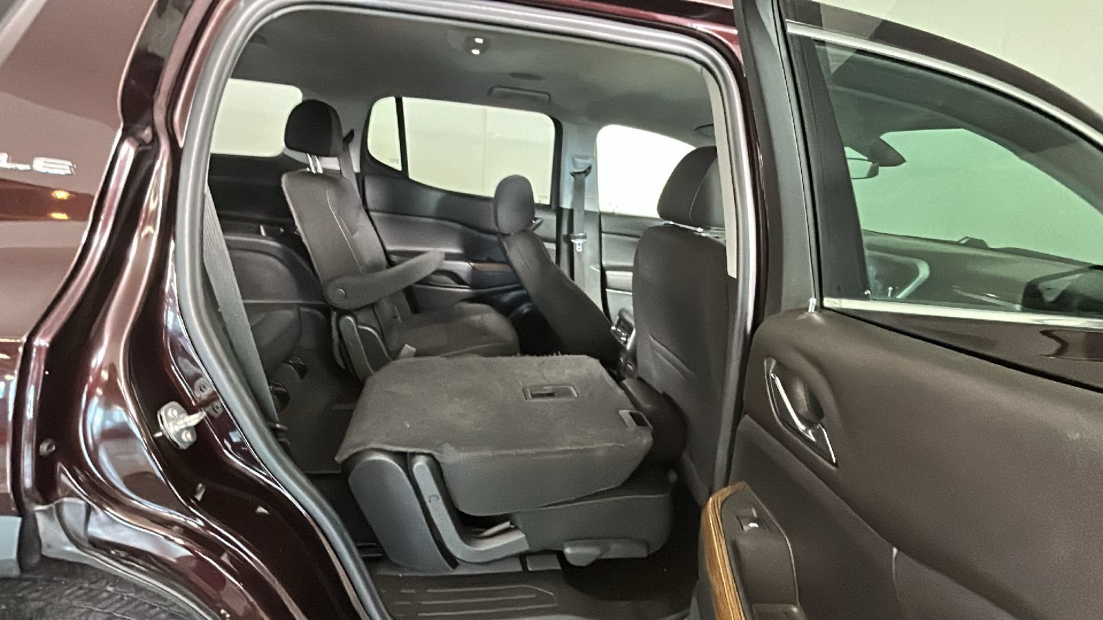 Used 2020 GMC Acadia SLE w/ Driver Convenience Package FWD image 34