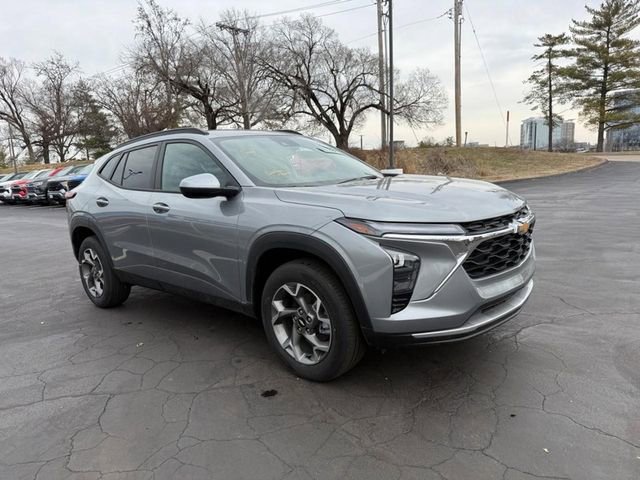 Used 2025 Chevrolet Trax LT w/ Driver Confidence Package image 8