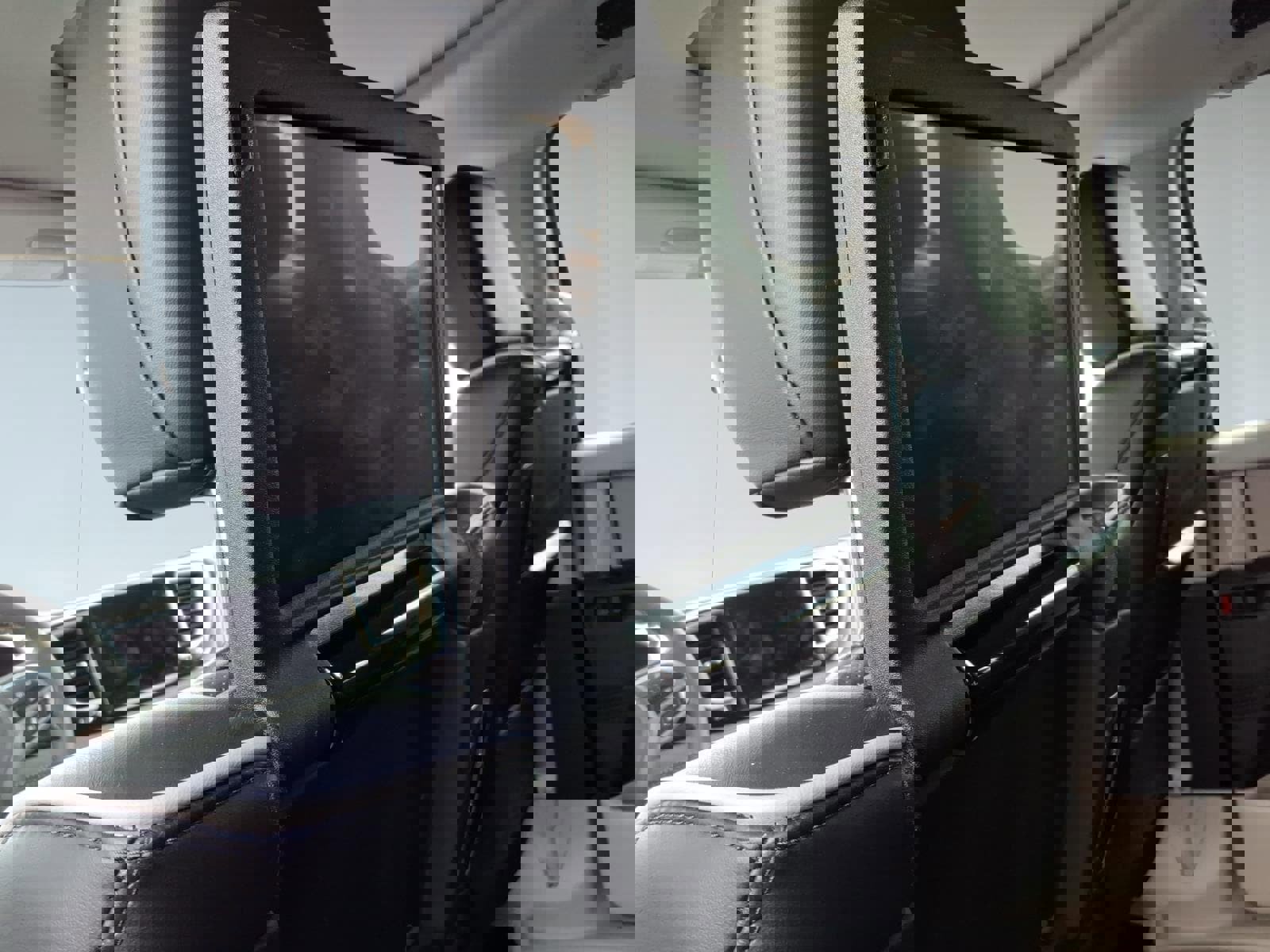 Used 2023 Chrysler Pacifica Limited w/ Uconnect Theater Family Group image 9