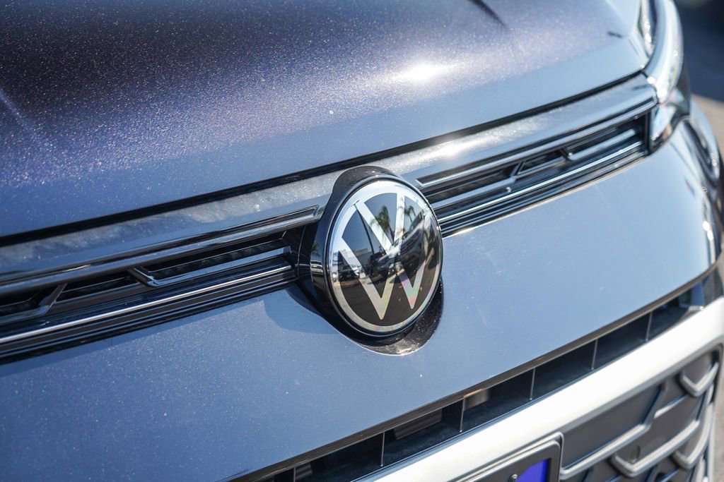 New 2025 Volkswagen Taos SE image 3