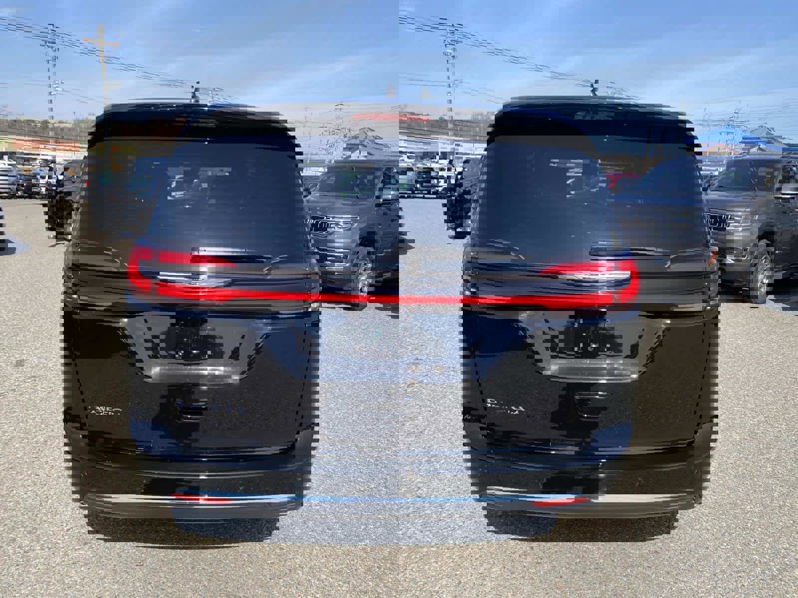 Used 2025 Chrysler Pacifica Select image 4