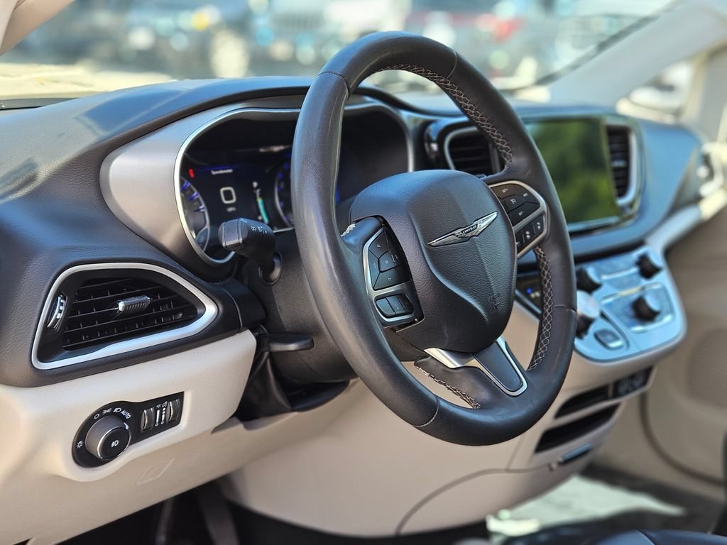 Used 2024 Chrysler Pacifica Touring-L FWD image 20