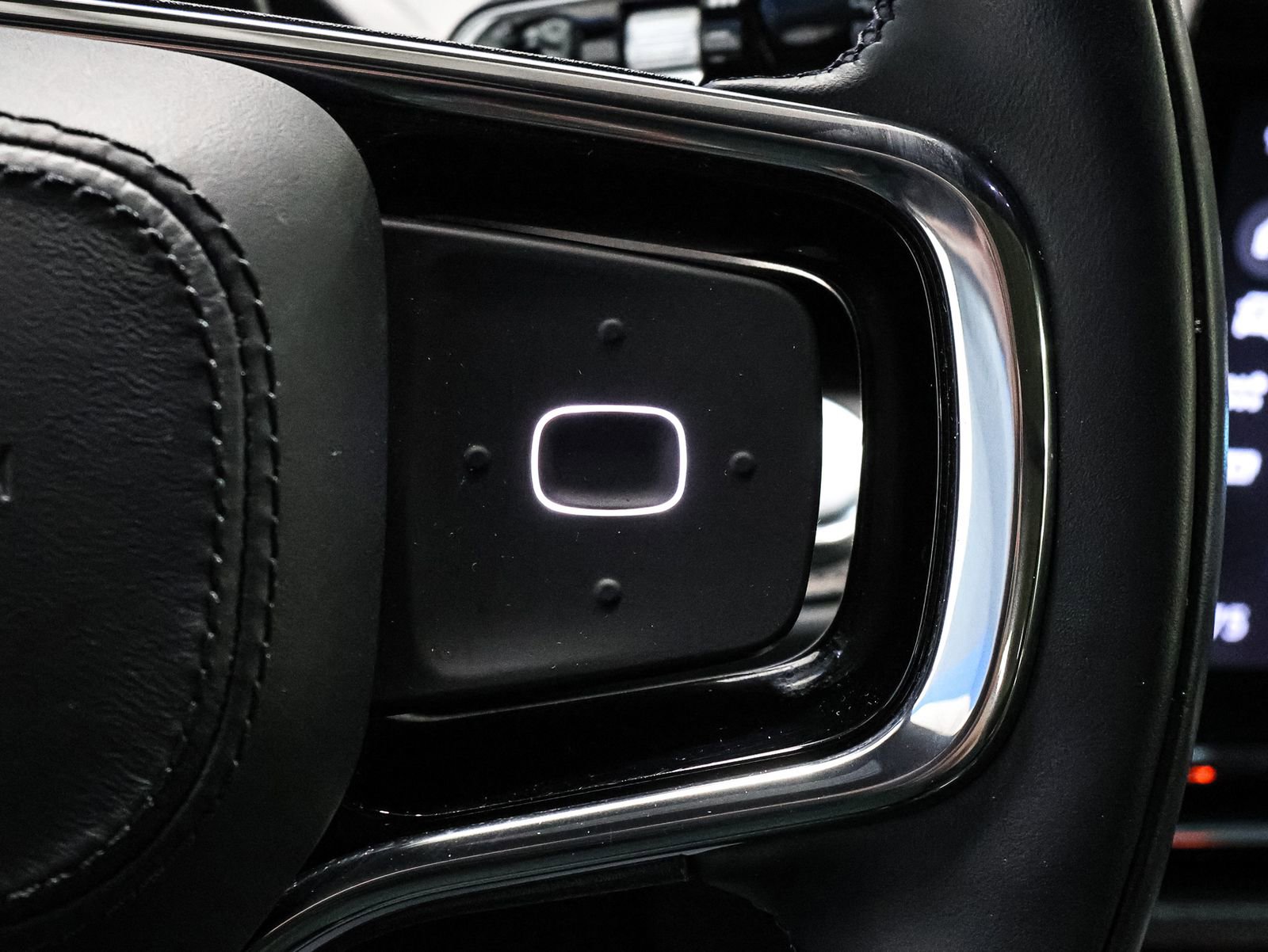 Used 2025 Lincoln Nautilus Reserve w/ Jet Appearance Package image 39