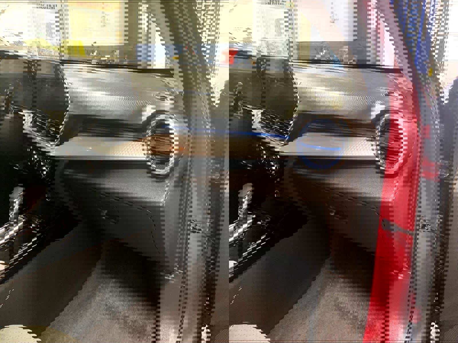 Used 2025 Chevrolet Trax LT w/ LT Convenience Package FWD image 13