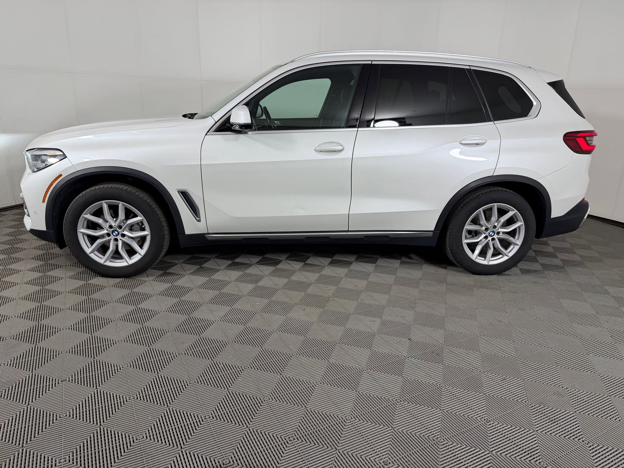 Used 2020 BMW X5 xDrive40i w/ Convenience Package AWD/4WD image 2