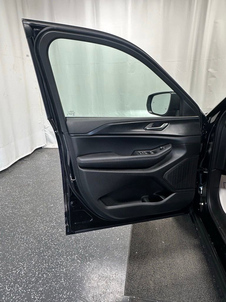 New 2025 Jeep Grand Cherokee L Laredo image 9