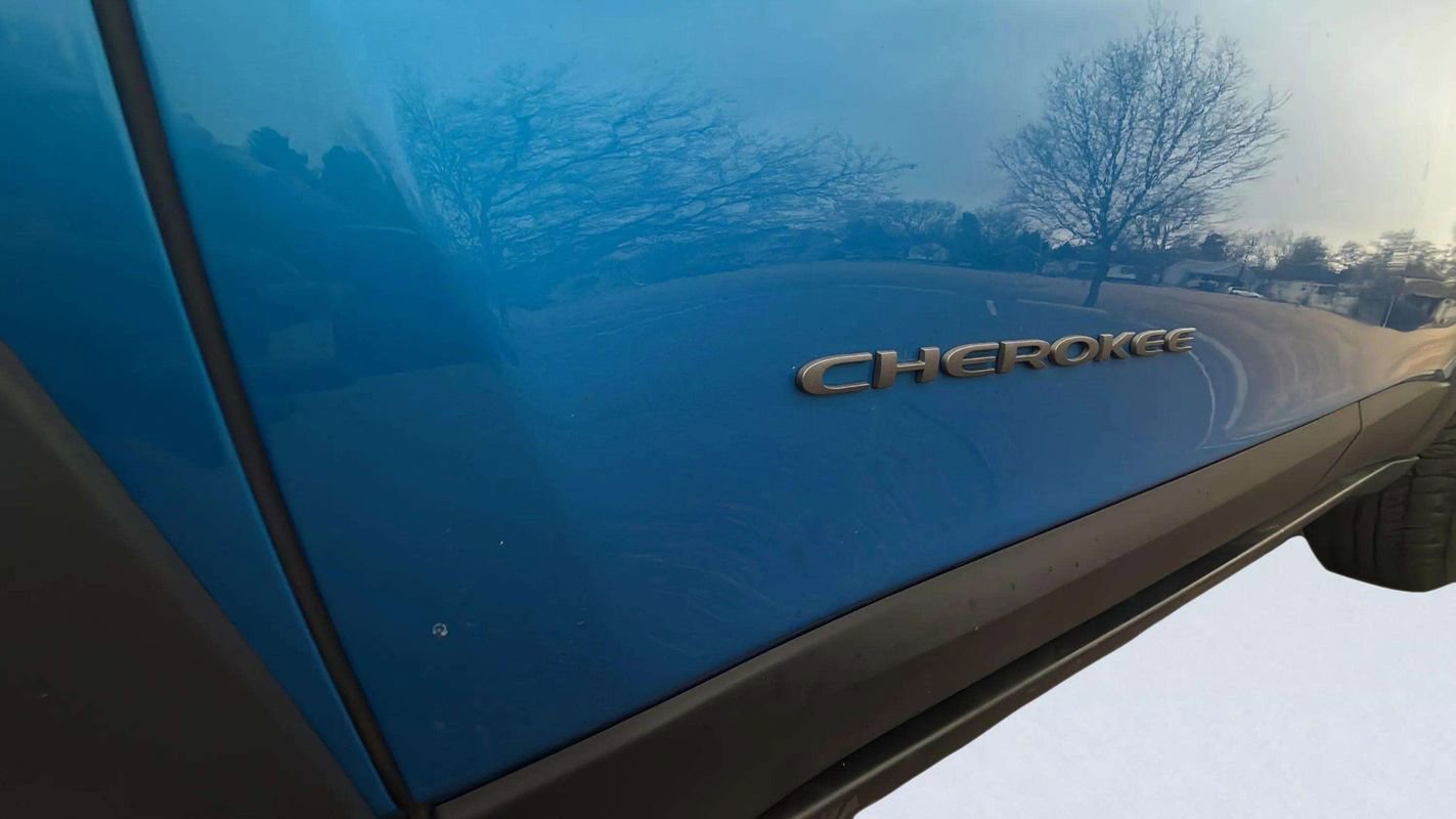 Used 2019 Jeep Cherokee Trailhawk w/ Cold Weather Group image 20