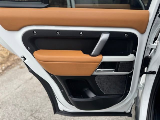 Used 2024 Land Rover Defender 110 X-Dynamic SE image 12