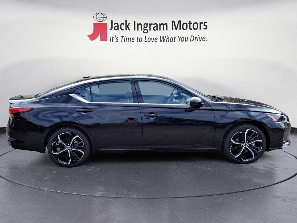 Used 2025 Nissan Altima 2.5 SR w/ SR Premium Package FWD image 6