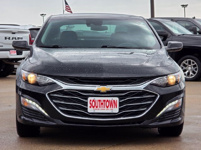 Used 2025 Chevrolet Malibu LT FWD image 2