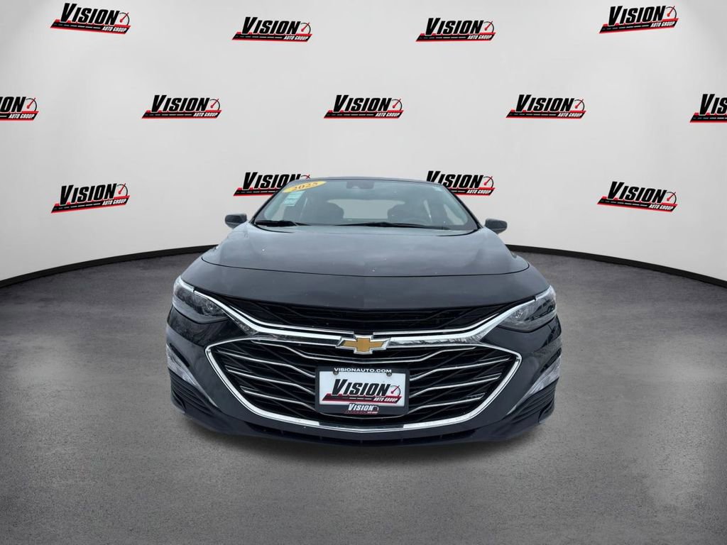 Used 2025 Chevrolet Malibu LT image 2
