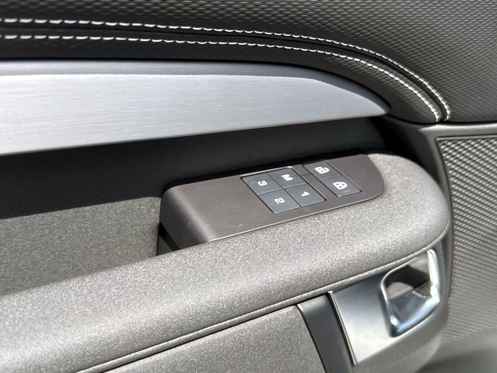 New 2025 Land Rover Discovery Dynamic SE image 16