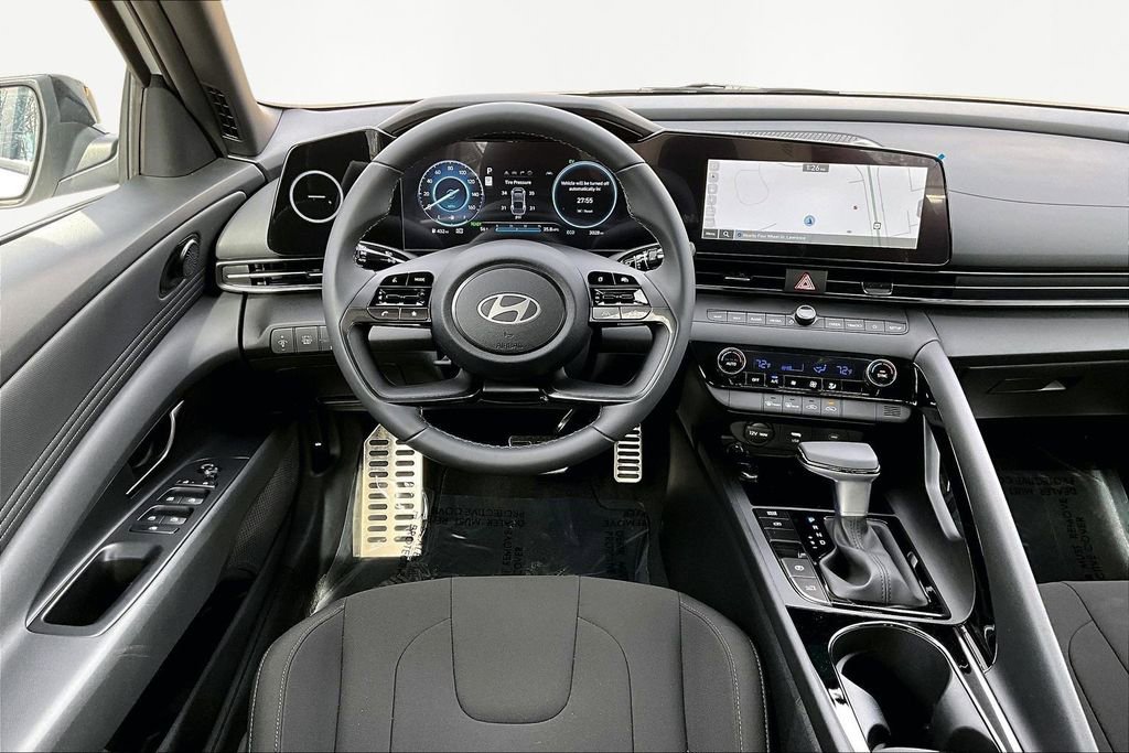 Certified 2025 Hyundai Elantra SEL image 5