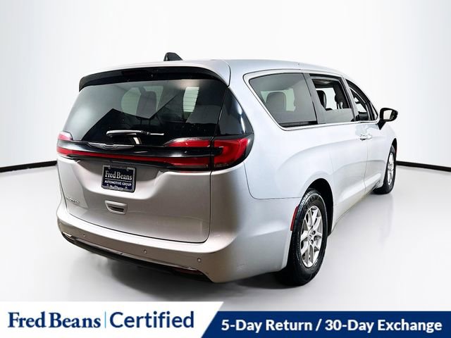 Used 2024 Chrysler Pacifica Touring-L image 11