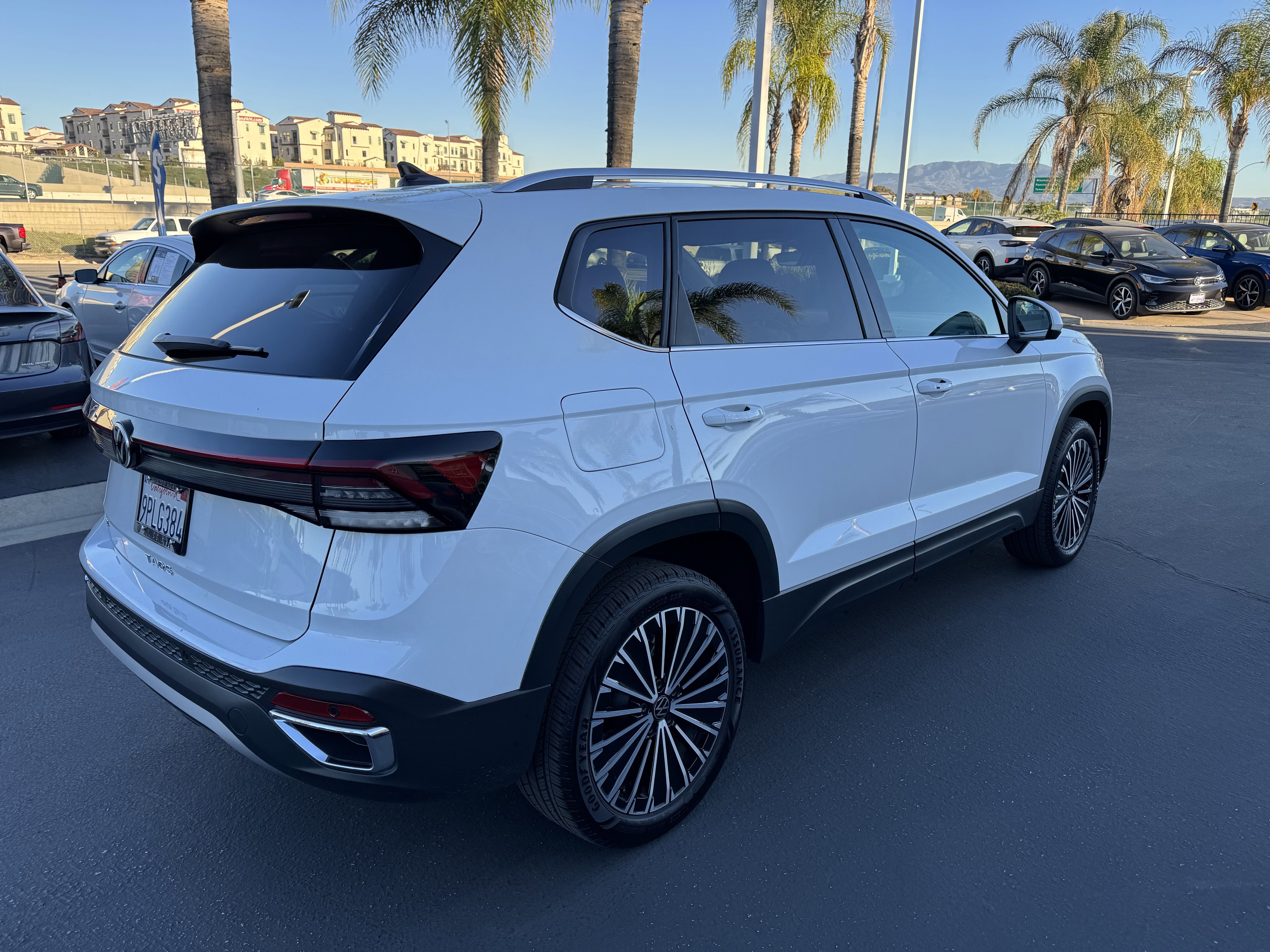 Certified 2025 Volkswagen Taos SE image 10