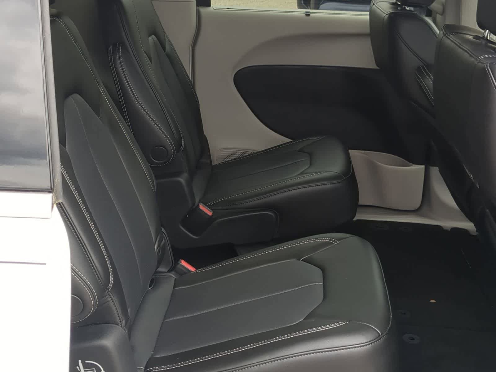 Used 2023 Chrysler Pacifica Touring-L FWD image 20