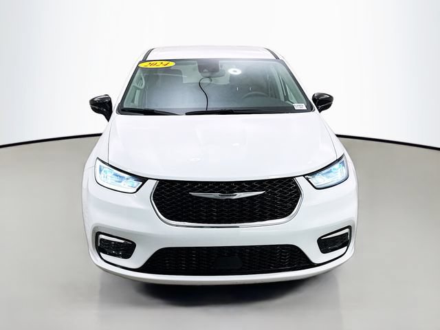 Used 2024 Chrysler Pacifica Touring-L FWD image 2