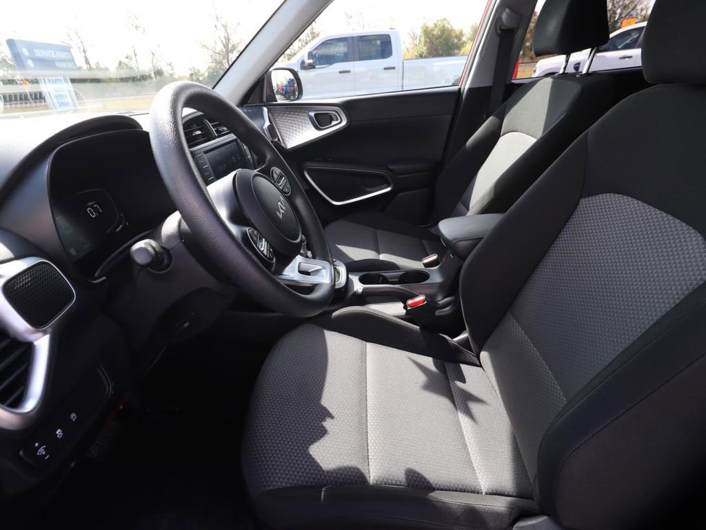 Used 2025 Kia Soul LX w/ LX Technology Package image 2
