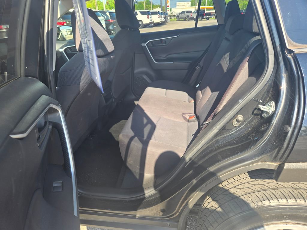 Used 2019 Toyota RAV4 LE FWD image 8