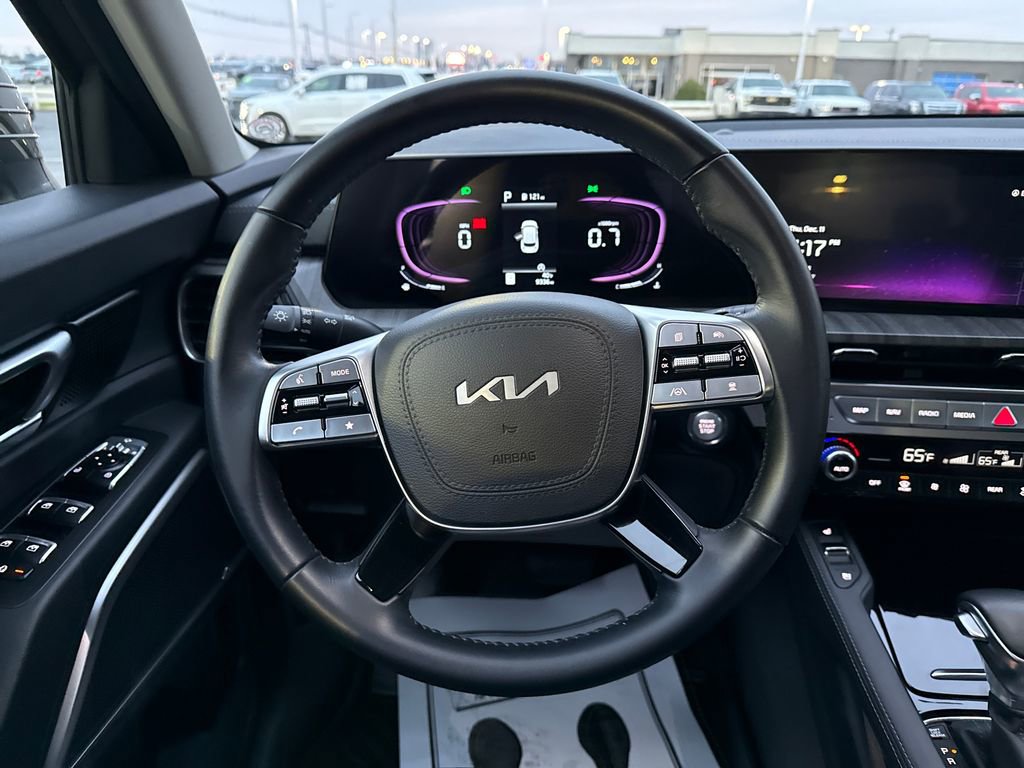 Used 2025 Kia Telluride EX w/ EX Captain's Chair Package image 17