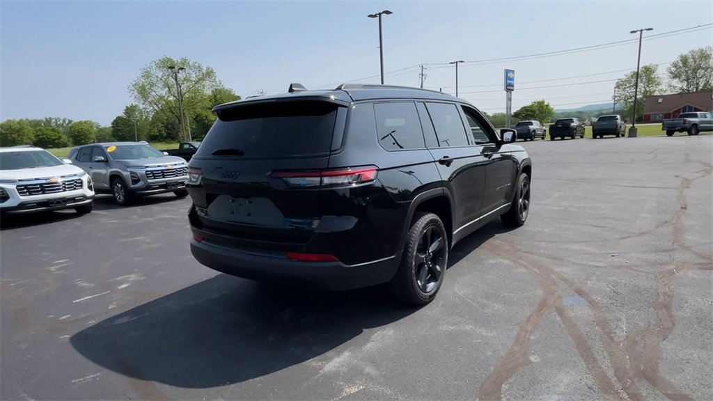 Used 2023 Jeep Grand Cherokee L Limited w/ Black Appearance Package image 8