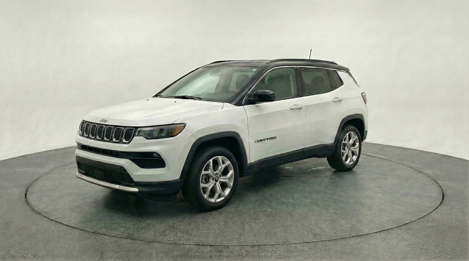 Used 2025 Jeep Compass Latitude AWD/4WD image 3