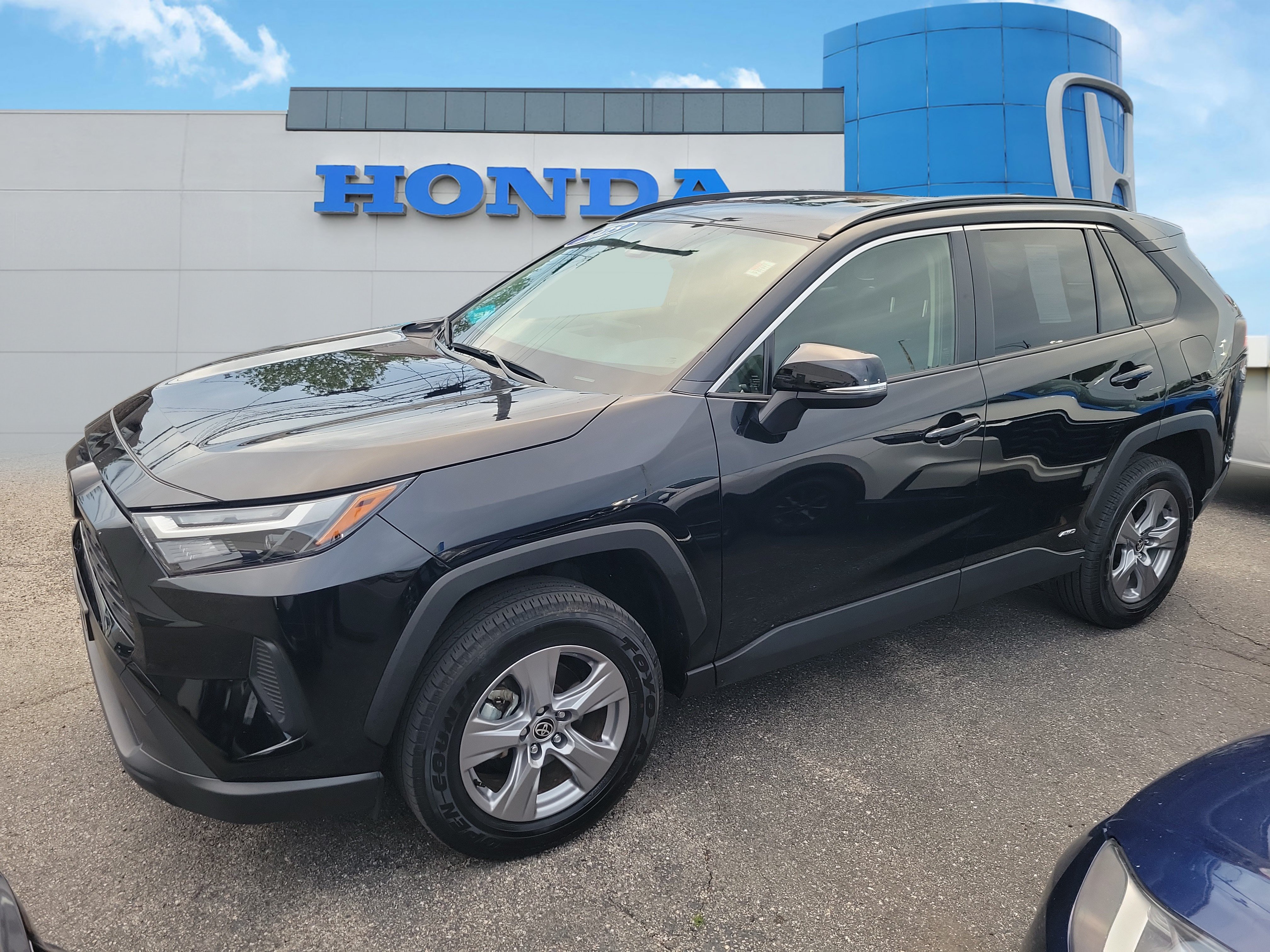 Used 2025 Toyota RAV4 XLE AWD/4WD image 2