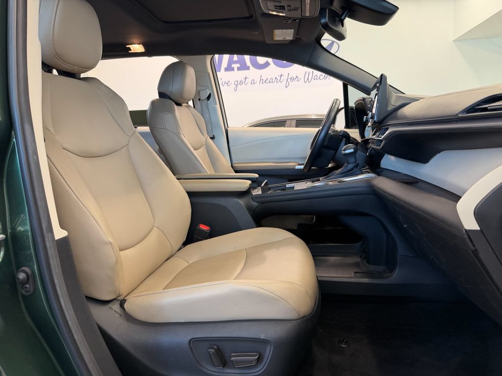 Used 2024 Toyota Sienna XLE FWD image 16