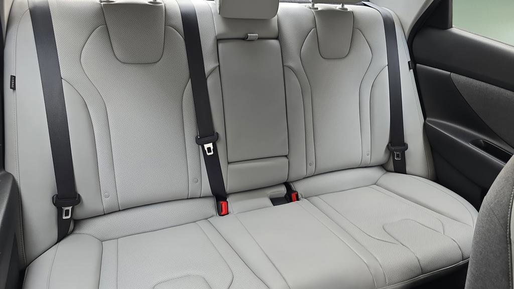 Certified 2025 Hyundai Elantra Limited FWD image 30