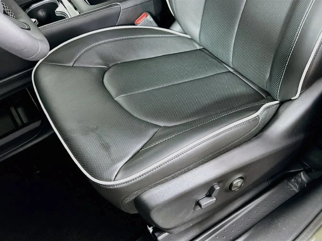 New 2027 Chrysler Pacifica Limited w/ Family Tech Group FWD image 21