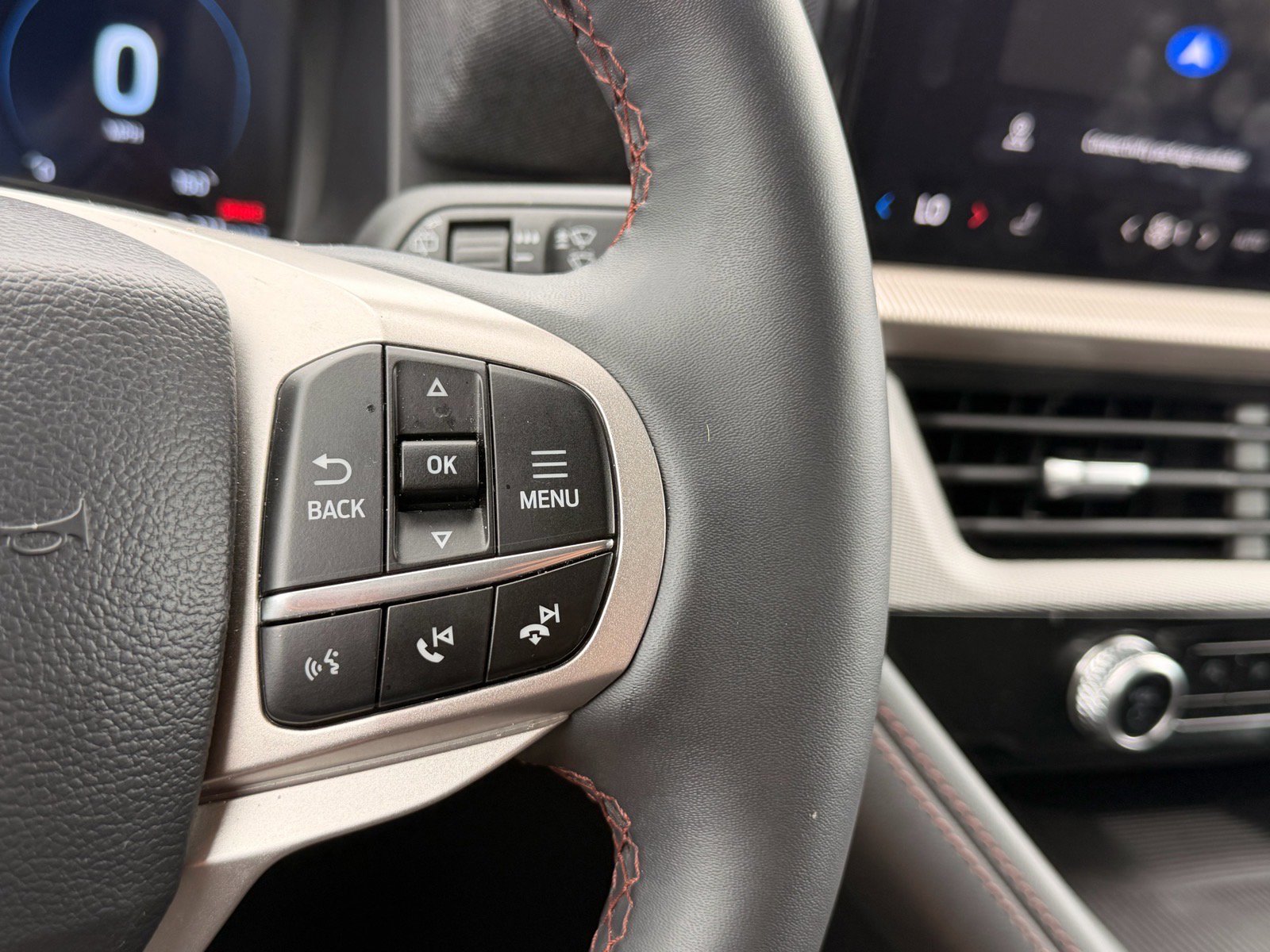 Used 2025 Ford Explorer Active AWD/4WD image 16