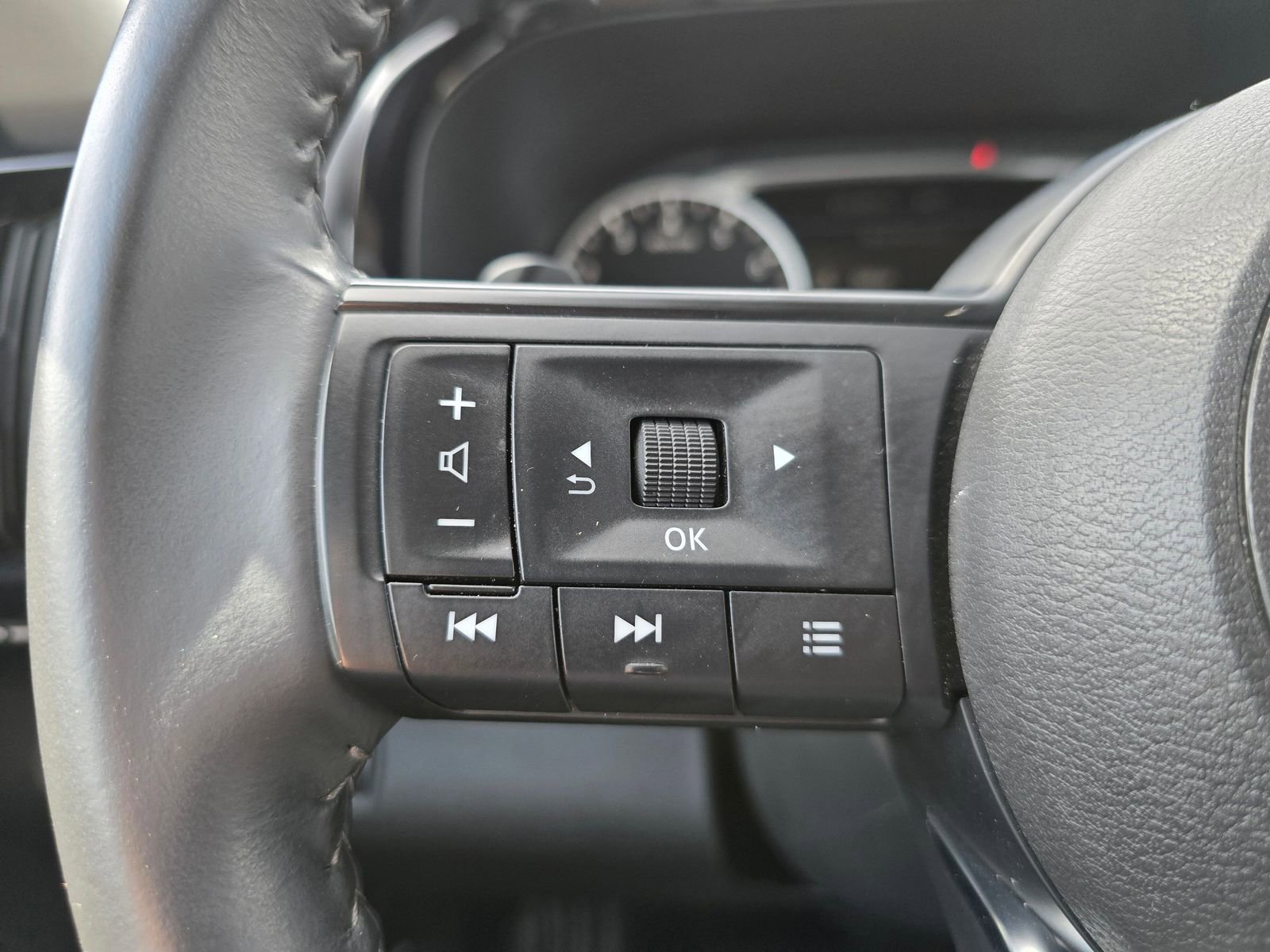 Used 2025 Nissan Pathfinder SV AWD/4WD image 29