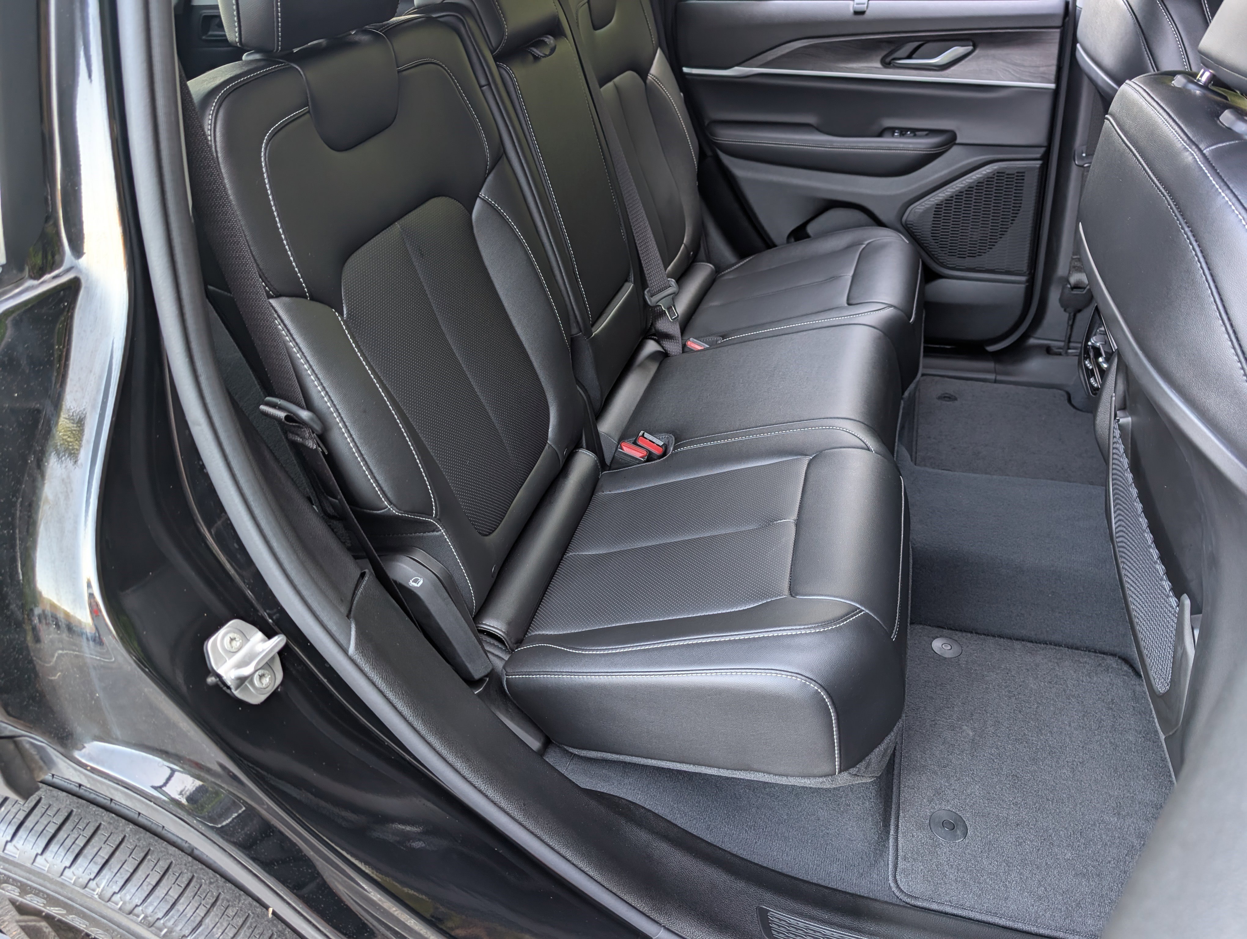 Used 2023 Jeep Grand Cherokee Limited w/ Luxury Tech Group II RWD image 20