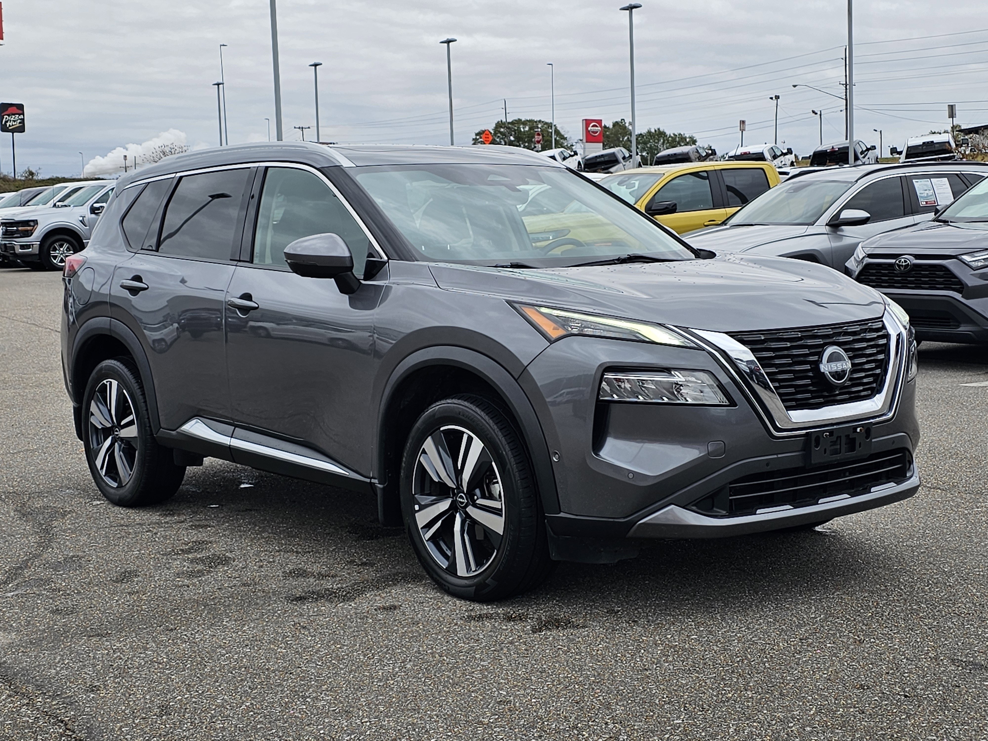 Used 2023 Nissan Rogue SL w/ SL Premium Package image 5