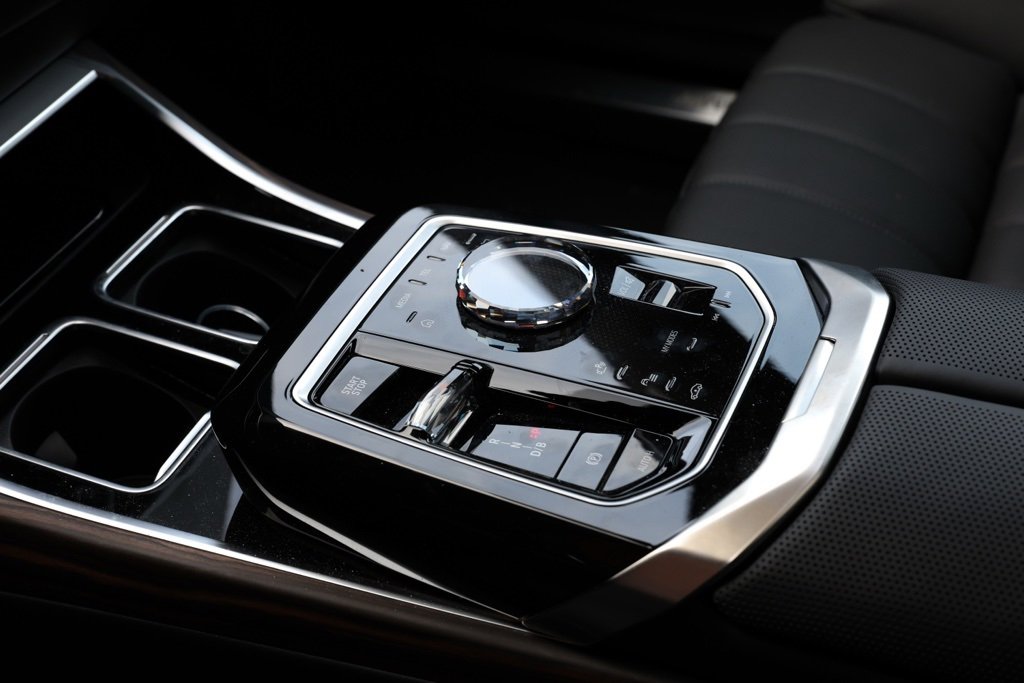 Used 2025 BMW i7 xDrive60 image 11