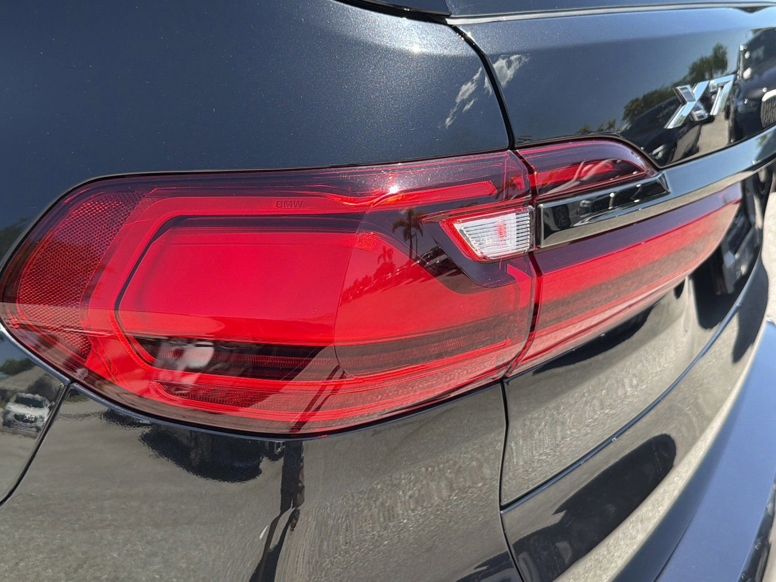 Used 2022 BMW X7 xDrive40i w/ M Sport Package AWD/4WD image 13