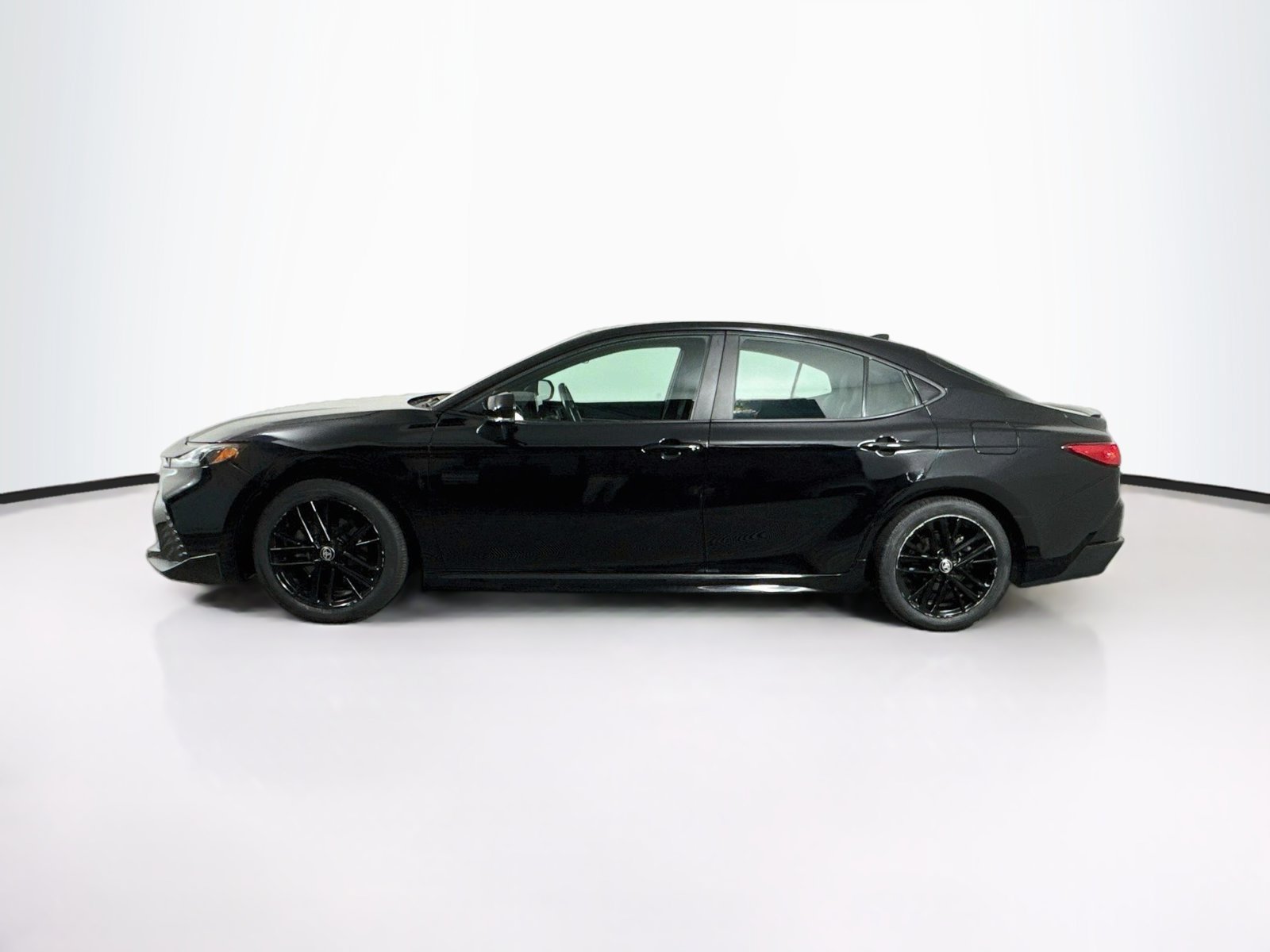 Used 2025 Toyota Camry SE FWD image 4