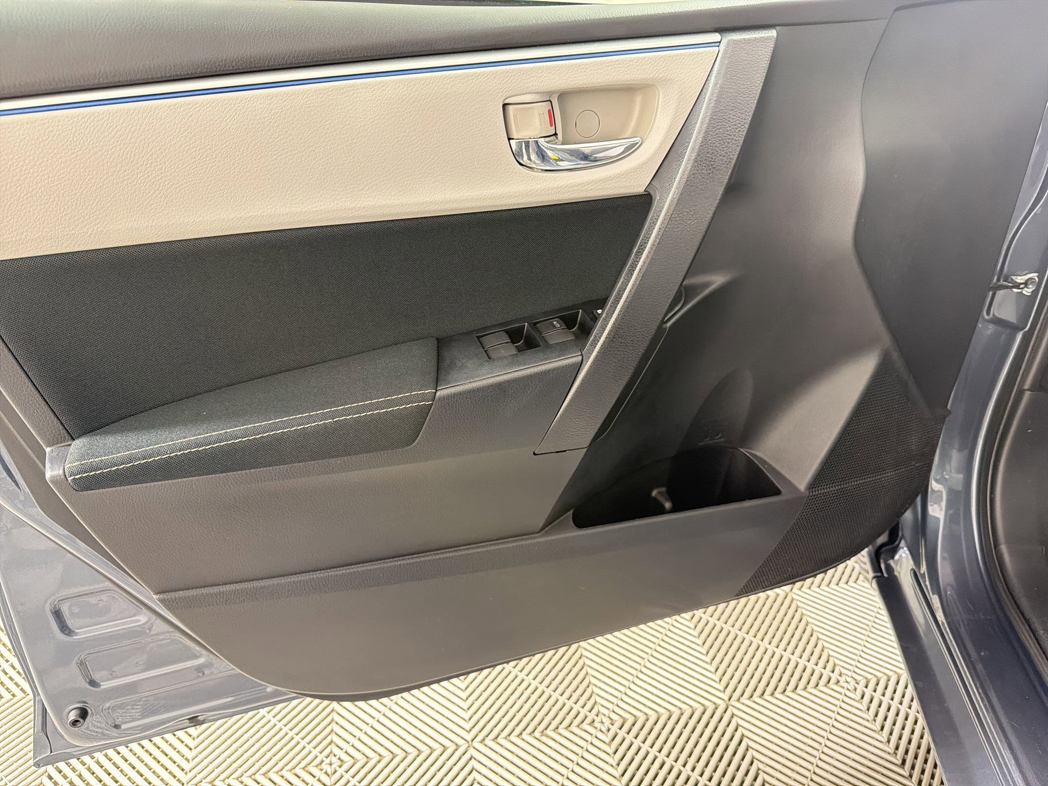 Used 2015 Toyota Corolla LE FWD image 13