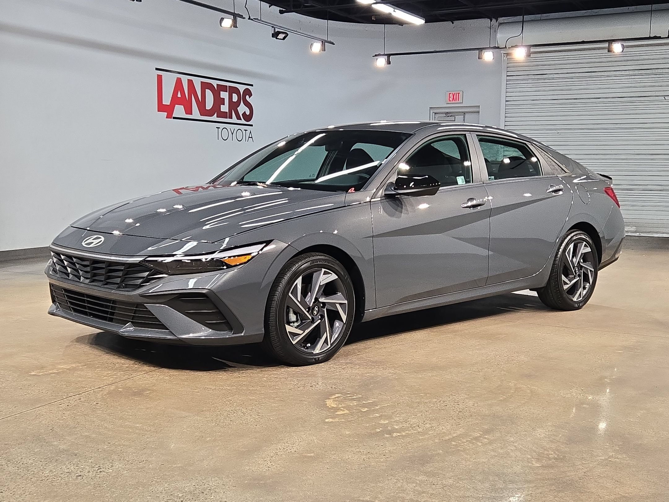 Used 2025 Hyundai Elantra Sport FWD image 3